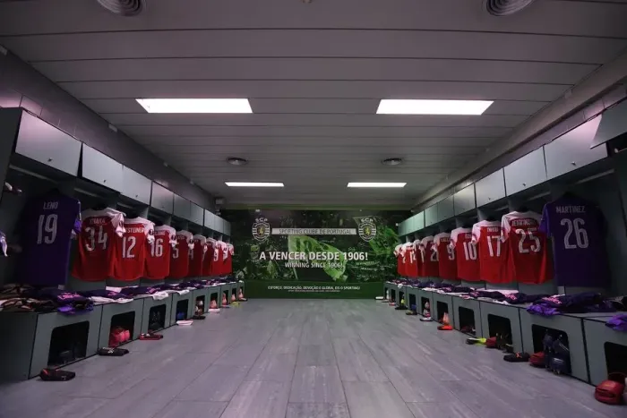 Framed Print : Arsenal's Pre-Match Huddle: Sporting Lisbon v Arsenal, UEFA Europa League 2018-19