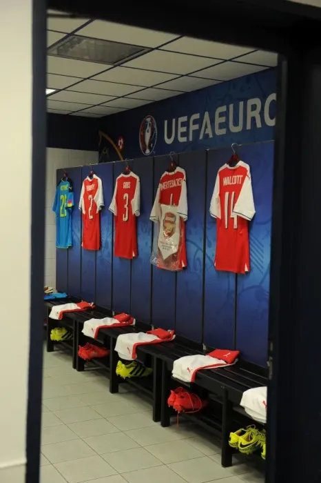 Framed Print : Arsenal's Pre-Season Away Gear Displayed at RC Lens Stadium (2016-17) Framed Print : Arsenal's Pre-Season Away Gear Displayed at RC Lens Stadium (2016-17)