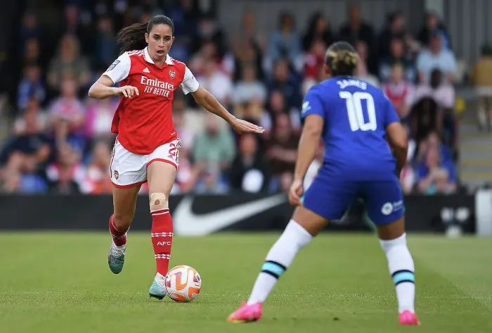 Framed Print : Arsenal's Rafaelle Souza Outruns Chelsea Defenders in FA Women's Super League Thriller