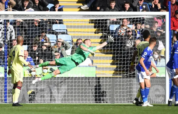 Framed Print : Arsenal's Ramsdale Denies Leicester: Dramatic Save in Premier League Clash