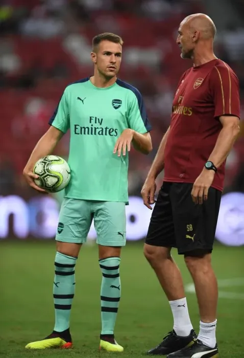 Framed Print : Arsenal's Ramsey and Bould: Pre-Match Huddle Against Paris Saint-Germain, 2018