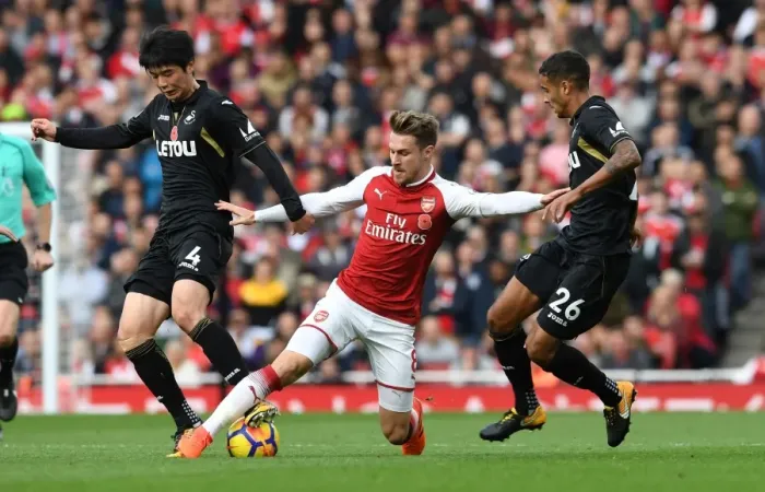 Framed Print : Arsenal's Ramsey Faces Off Against Swansea's Ki and Naughton Framed Print : Arsenal's Ramsey Faces Off Against Swansea's Ki and Naughton