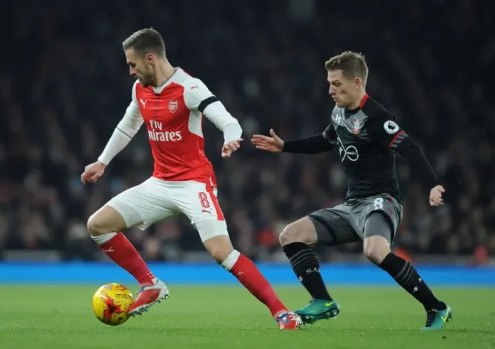 Framed Print : Arsenal's Ramsey Outmaneuvers Southampton's Davis in EFL Cup Quarter-Final Framed Print : Arsenal's Ramsey Outmaneuvers Southampton's Davis in EFL Cup Quarter-Final