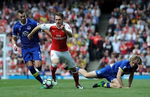 Arsenal's Ramsey Tangles with Everton's Jagielka and Davies in Intense Premier League Clash