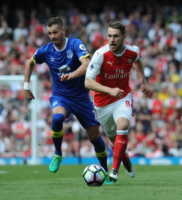 Framed Print : Arsenal's Ramsey Tangles with Everton's Schneiderlin in Premier League Clash Framed Print : Arsenal's Ramsey Tangles with Everton's Schneiderlin in Premier League Clash