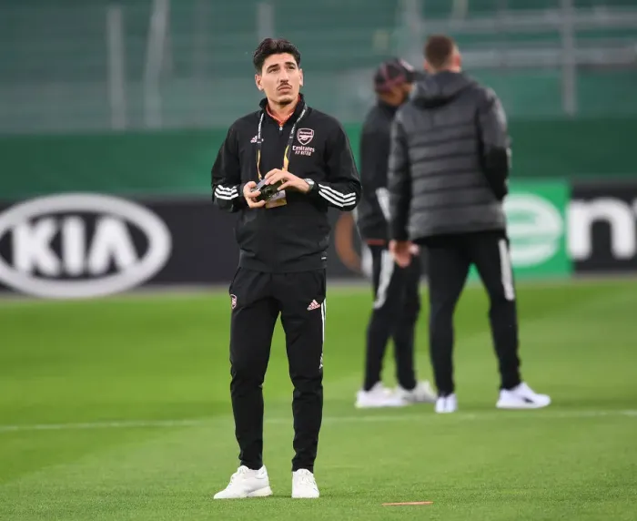 Framed Print : Arsenal's Ready Rocket: Hector Bellerin Gears Up for Europa League Battle at Rapid Vienna