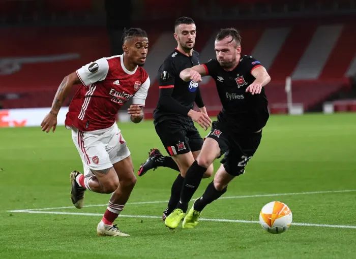 Framed Print : Arsenal's Reiss Nelson Faces Off Against Dundalk's Cameron Dummigan in Empty Emirates Stadium - UEFA Europa League 2020-21