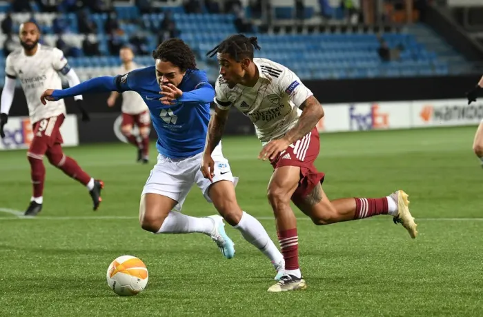 Framed Print : Arsenal's Reiss Nelson Faces Off Against Molde's Henry Wingo in Europa League Clash Framed Print : Arsenal's Reiss Nelson Faces Off Against Molde's Henry Wingo in Europa League Clash
