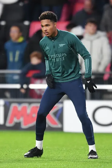 Framed Print : Arsenal's Reuell Walters Warming Up Ahead of PSV Eindhoven Clash in 2023-24 UEFA Champions League