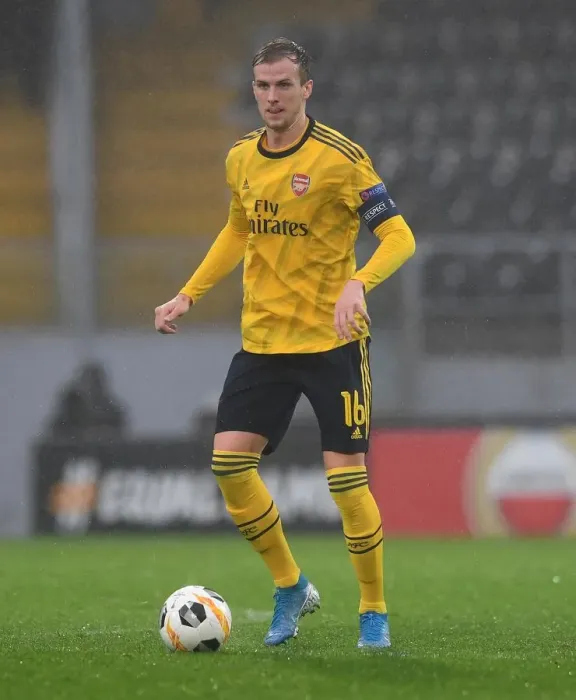 Framed Print : Arsenal's Rob Holding in Action against Vitoria Guimaraes in UEFA Europa League Group Stage Framed Print : Arsenal's Rob Holding in Action against Vitoria Guimaraes in UEFA Europa League Group Stage