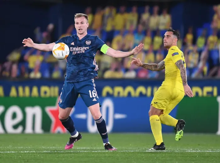 Framed Print : Arsenal's Rob Holding Clashes with Paco Alcacer in UEFA Europa League Semi-Final Against Villarreal