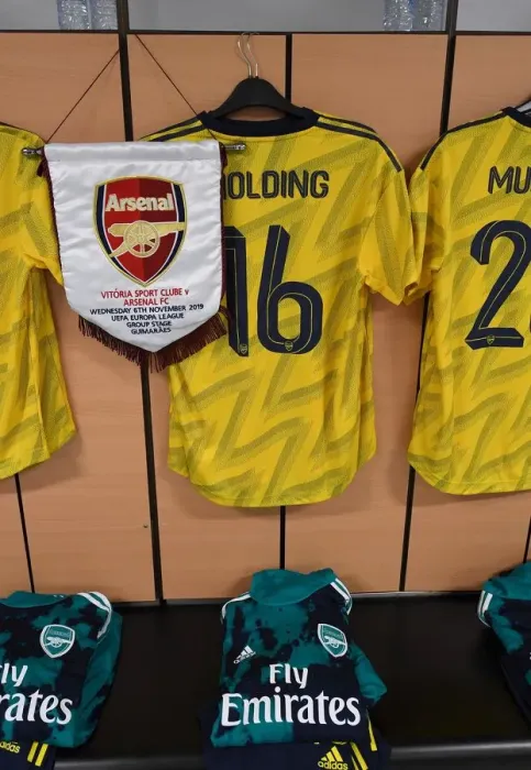 Framed Print : Arsenal's Rob Holding Displays Europa League Pennant Before Vitoria Guimaraes Clash Framed Print : Arsenal's Rob Holding Displays Europa League Pennant Before Vitoria Guimaraes Clash