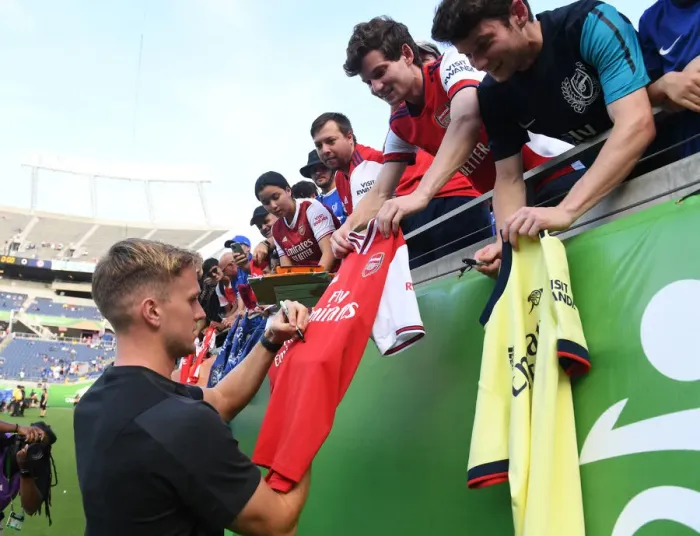 Framed Print : Arsenal's Rob Holding Greets Fans Before Arsenal vs. Chelsea - Florida Cup 2022-23 Framed Print : Arsenal's Rob Holding Greets Fans Before Arsenal vs. Chelsea - Florida Cup 2022-23