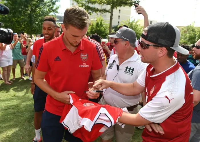 Framed Print : Arsenal's Rob Holding Greets Fans Before Arsenal vs Fiorentina in 2019 International Champions Cup, Charlotte Framed Print : Arsenal's Rob Holding Greets Fans Before Arsenal vs Fiorentina in 2019 International Champions Cup, Charlotte