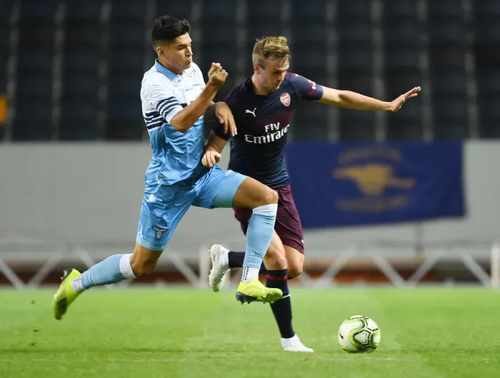 Framed Print : Arsenal's Rob Holding Outmaneuvers Joaquim Correa in Arsenal v SS Lazio Pre-Season Clash