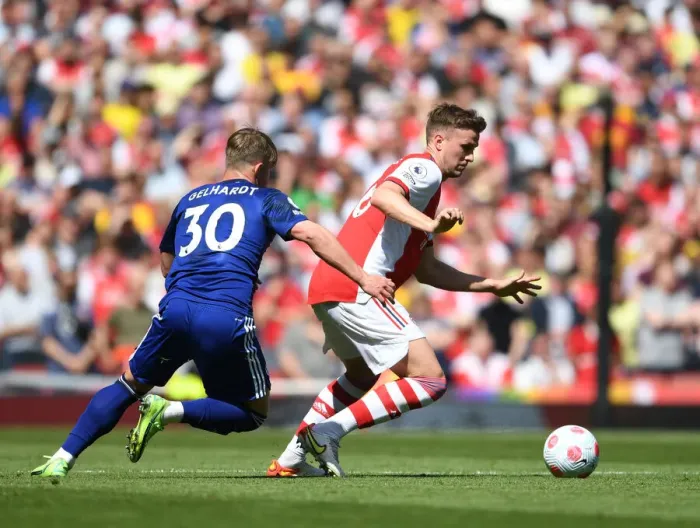 Framed Print : Arsenal's Rob Holding Outmuscles Leeds Joel Gelhardt in Intense Premier League Clash