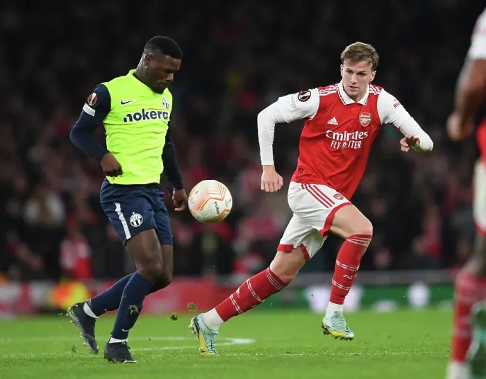 Framed Print : Arsenal's Rob Holding Stifles FC Zurich's Cheick Conde in Europa League Showdown at Emirates Stadium