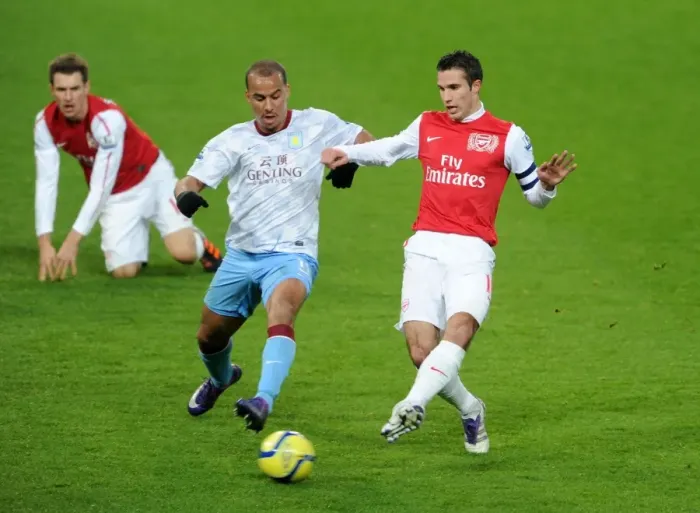 Framed Print : Arsenal's Robin van Persie Clashes with Aston Villa's Gabriel Agbonlahor in FA Cup Showdown Framed Print : Arsenal's Robin van Persie Clashes with Aston Villa's Gabriel Agbonlahor in FA Cup Showdown