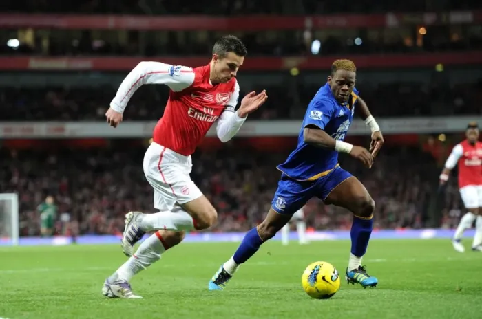 Framed Print : Arsenal's Robin van Persie Clashes with Everton's Louis Saha during the 2011-12 Premier League Match Framed Print : Arsenal's Robin van Persie Clashes with Everton's Louis Saha during the 2011-12 Premier League Match