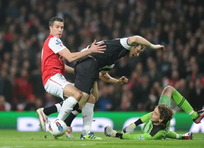 Framed Print : Arsenal's Robin van Persie Faces Off Against Newcastle's Mike Williamson and Tim Krul during the 2011-12 Premier League Match Framed Print : Arsenal's Robin van Persie Faces Off Against Newcastle's Mike Williamson and Tim Krul during the 2011-12 Premier League Match