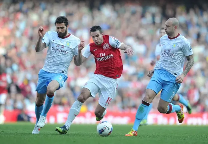 Framed Print : Arsenal's Robin van Persie Goes Head-to-Head with Aston Villa's Carlos Cuellar and Alan Hutton