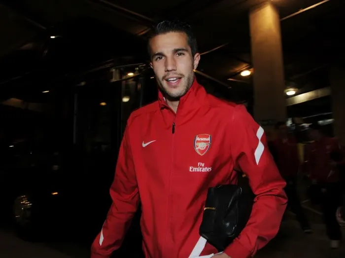 Framed Print : Arsenal's Robin van Persie Prepares for Kickoff Against Wigan Athletic (April 2012) Framed Print : Arsenal's Robin van Persie Prepares for Kickoff Against Wigan Athletic (April 2012)