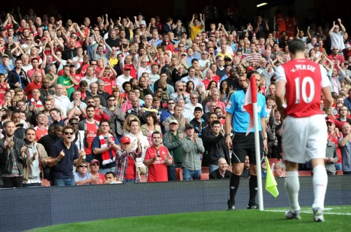 Framed Print : Arsenal's Robin van Persie Receives a Hero's Welcome as He Prepares to Take a Free Kick Against Bolton Wanderers in the Premier League, Resulting in a 3-0 Victory at Emirates Stadium