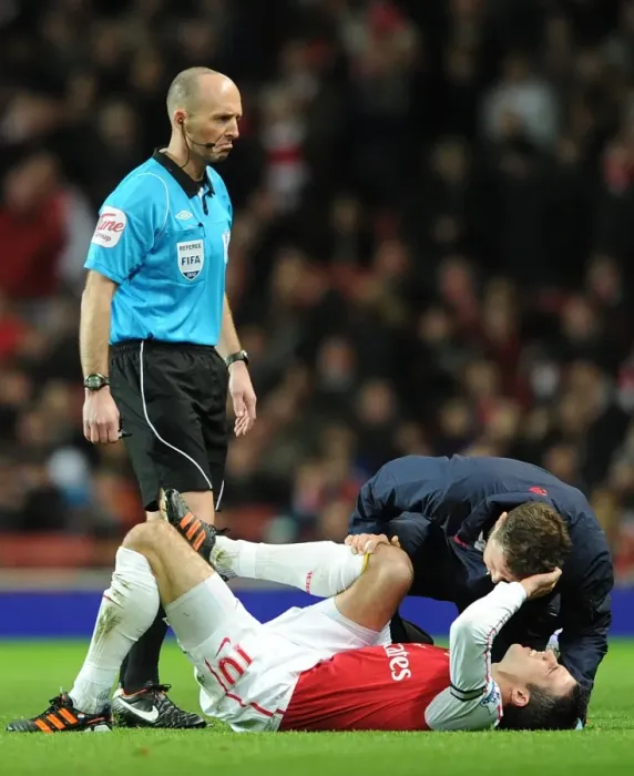 Framed Print : Arsenal's Robin van Persie Receives Treatment vs Manchester United (2011-12)
