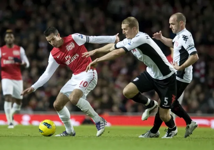 Framed Print : Arsenal's Robin van Persie Scores Past Fulham's Brede Hangeland (2011-12 Season)