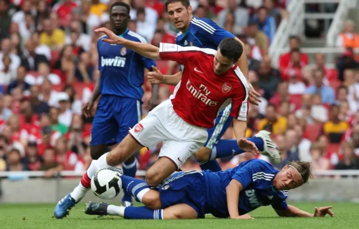 Framed Print : Arsenal's Robin van Persie Scores the Winner Past Real Madrid's Guti in Emirates Cup Clash