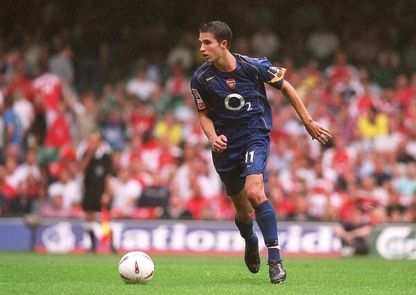 Arsenal's Robin van Persie Scores the Winning Goal Against Manchester United in FA Community Shield (8 / 8 / 04)
