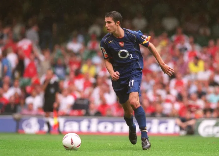 Framed Print : Arsenal's Robin van Persie Scores the Winning Goal Against Manchester United in FA Community Shield (8 / 8 / 04) Framed Print : Arsenal's Robin van Persie Scores the Winning Goal Against Manchester United in FA Community Shield (8 / 8 / 04)