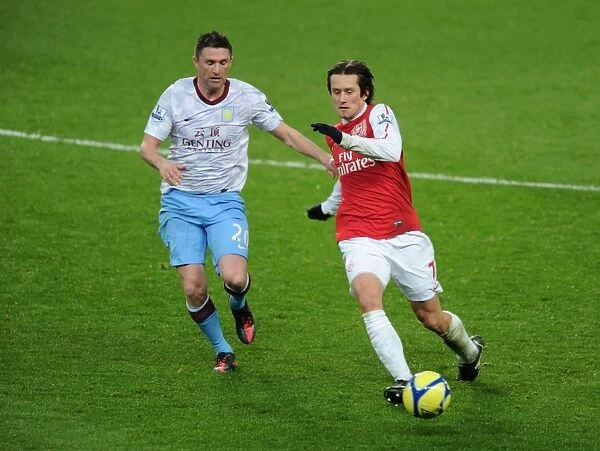 Arsenal's Rosicky Evades Keane Pressure in FA Cup Clash
