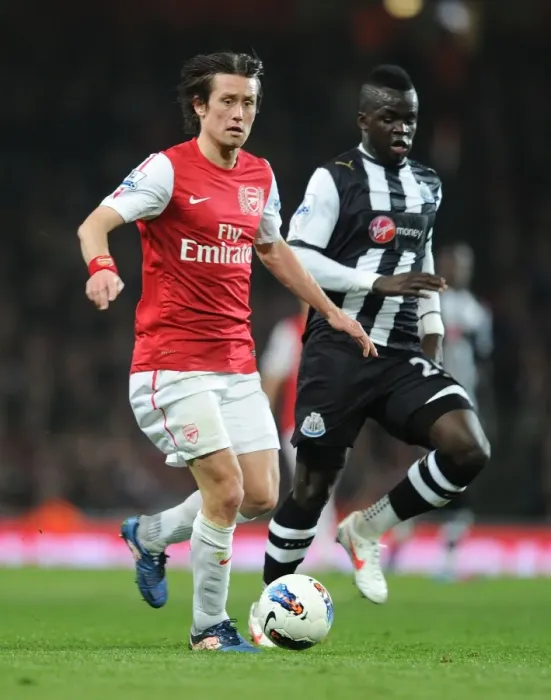 Framed Print : Arsenal's Rosicky Outmaneuvers Newcastle's Tiote in Premier League Clash (2011-12)