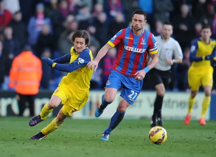 Framed Print : Arsenal's Rosicky Outmaneuvers Palace's Dalglish: Crystal Palace vs. Arsenal, Premier League 2014-15