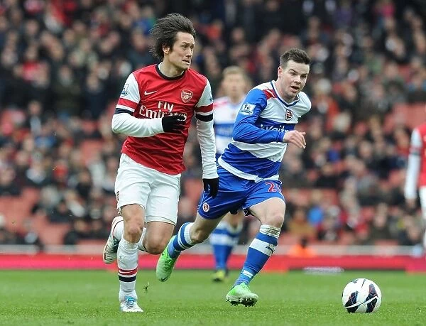 Arsenal's Rosicky Outmaneuvers Reading's Guthrie in Premier League Clash