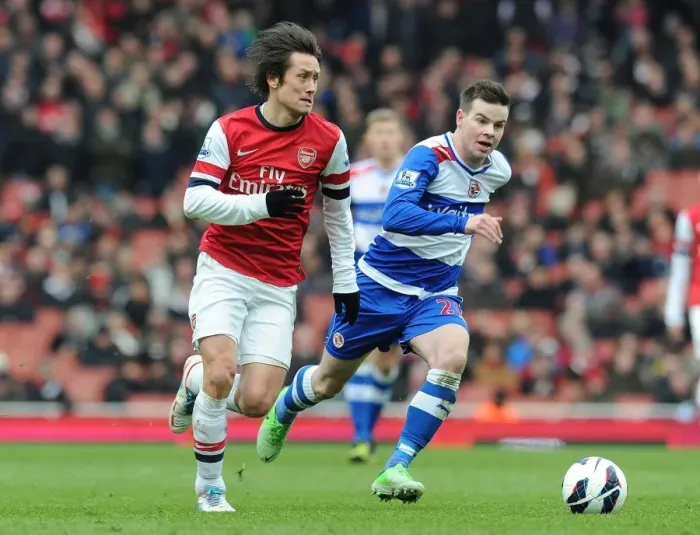 Framed Print : Arsenal's Rosicky Outmaneuvers Reading's Guthrie in Premier League Clash