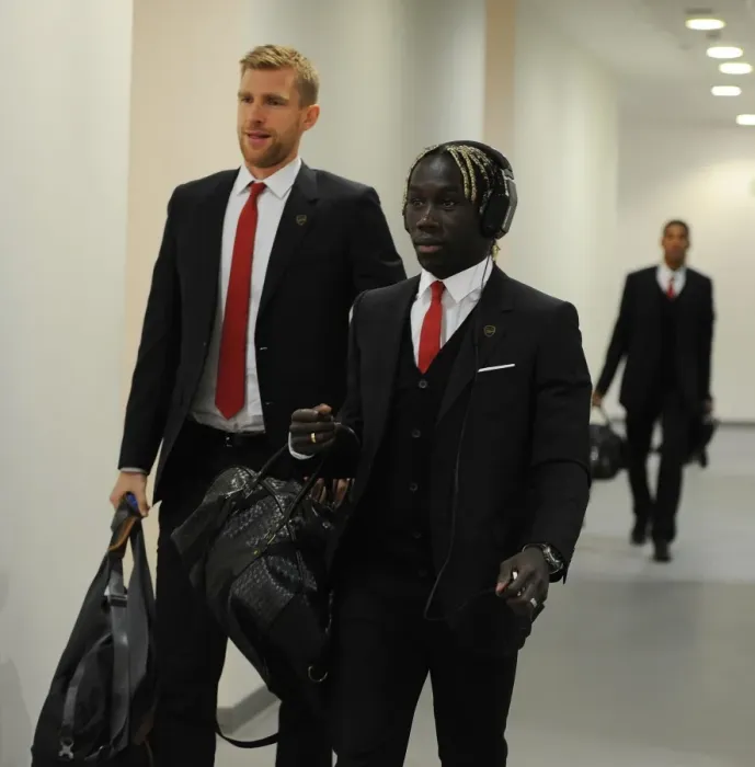 Framed Print : Arsenal's Sagna and Mertesacker Before Arsenal v Liverpool (2013-14) Framed Print : Arsenal's Sagna and Mertesacker Before Arsenal v Liverpool (2013-14)