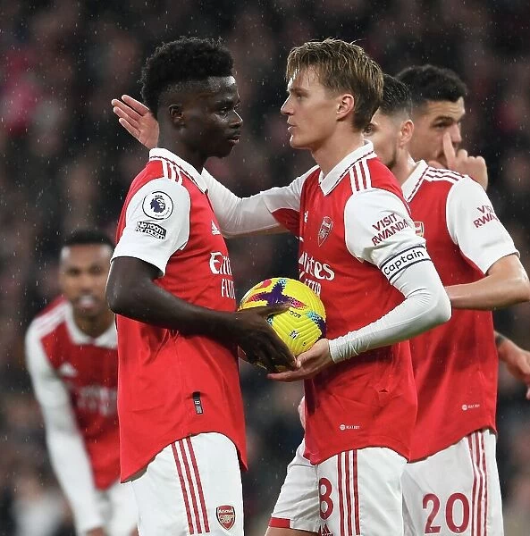 Arsenal's Saka and Odegaard Face Manchester City in Premier League Showdown