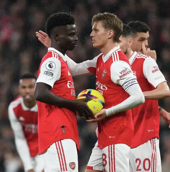 Framed Print : Arsenal's Saka and Odegaard Face Manchester City in Premier League Showdown Framed Print : Arsenal's Saka and Odegaard Face Manchester City in Premier League Showdown