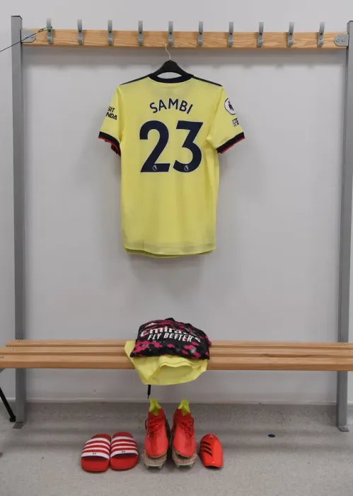 Framed Print : Arsenal's Saka Prepares for Brighton & Hove Albion Clash in Premier League (Behind-the-Scenes)