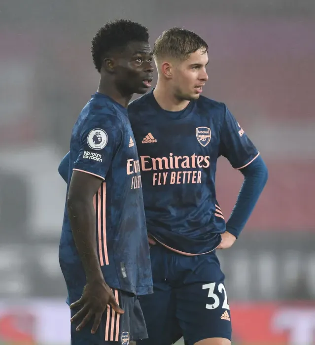 Framed Print : Arsenal's Saka and Smith Rowe in Action at Empty Southampton Stadium (Southampton v Arsenal, 2021-22 Premier League)