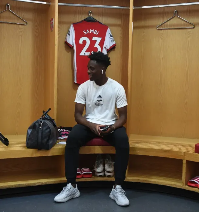 Framed Print : Arsenal's Sambi Lokonga in the Calm Before the Storm: Arsenal Changing Room, vs Norwich City, Premier League 2021-22