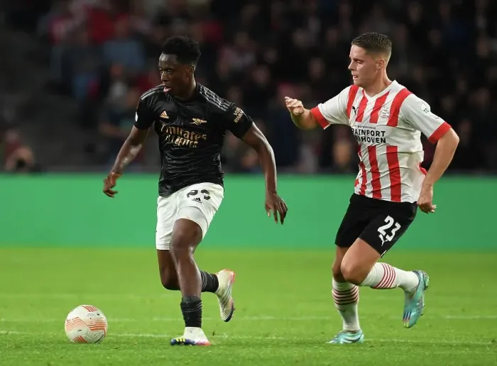 Framed Print : Arsenal's Sambi Outmaneuvers PSV's Veerman in Europa League Clash