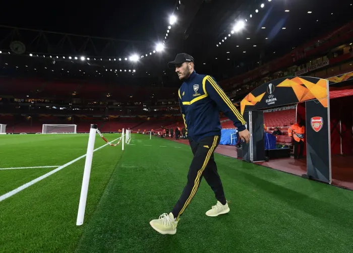 Framed Print : Arsenal's Sead Kolasinac Readies for Europa League Battle against Vitoria Guimaraes Framed Print : Arsenal's Sead Kolasinac Readies for Europa League Battle against Vitoria Guimaraes