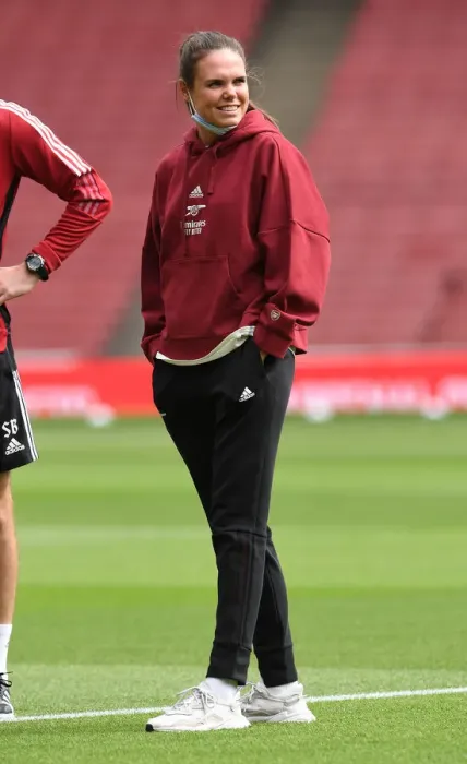 Framed Print : Arsenal's Simone Boye Prepares for Battle: Arsenal Women vs Chelsea Women at Emirates Stadium