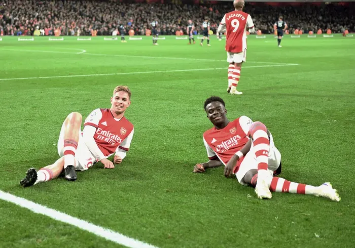 Framed Print : Arsenal's Smith Rowe and Saka Celebrate Goals Against West Ham in Premier League Clash