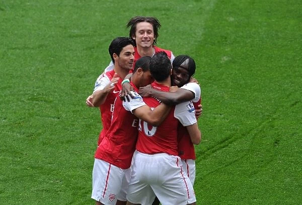 Arsenal's Star Strikers: Van Persie, Walcott, Rosicky, Arteta, and Gervinho Celebrate First Goal Against Sunderland in the Premier League - Arsenal 2:1