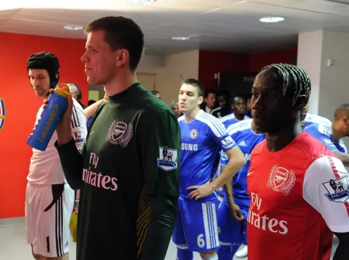 Framed Print : Arsenal's Szczesny and Sagna: United Before the Battle Against Chelsea (2011-12)