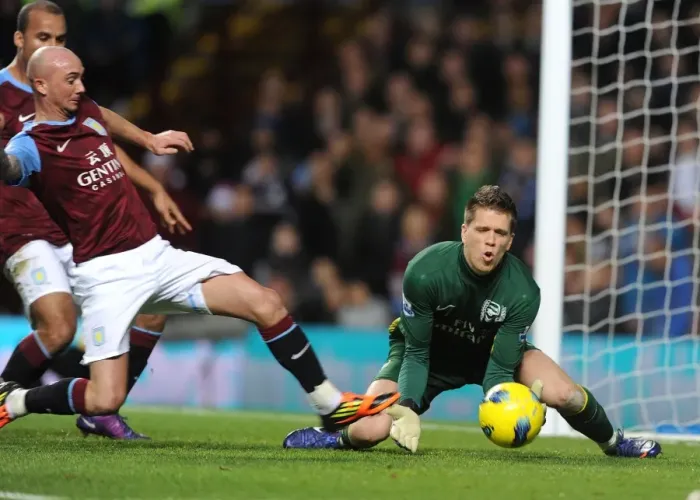 Framed Print : Arsenal's Szczesny Saves vs. Aston Villa (2011-12)